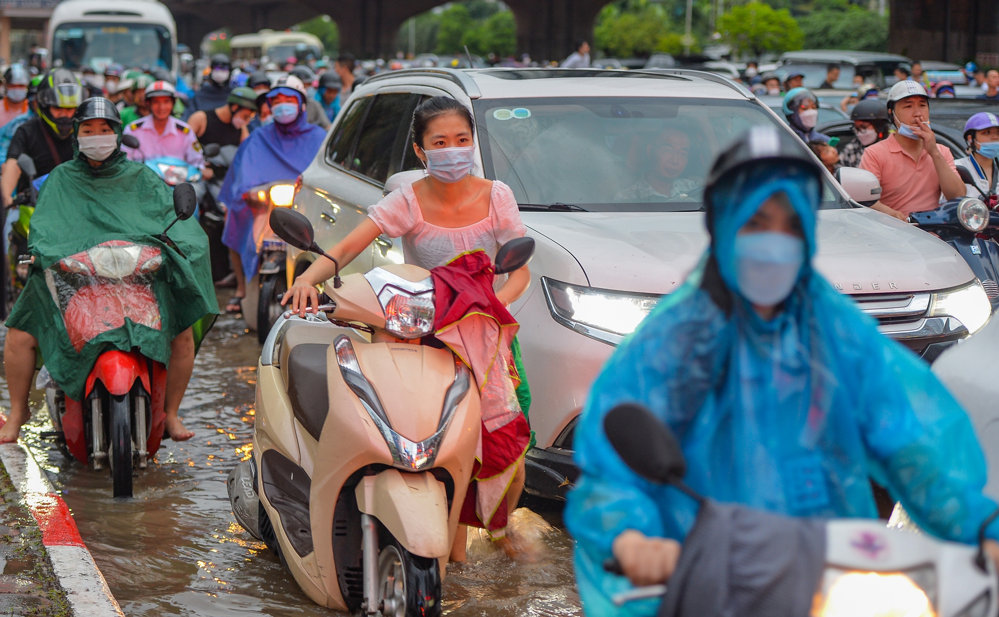 Sau trận mưa ngập, đường phố Hà Nội ùn tắc nghiêm trọng, xe cộ chôn chân nhìn nước rút - Ảnh 6.