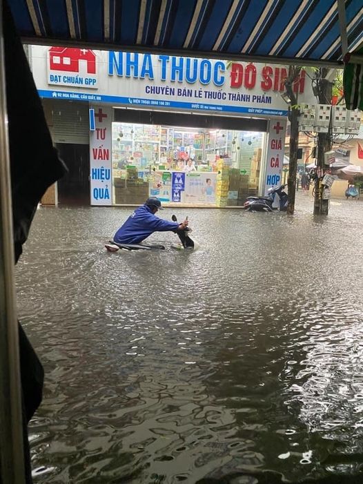 Hà Nội mưa lớn hơn 1 tiếng, đường phố ngập trong biển nước, giao thông ùn tắc kéo dài - Ảnh 11.