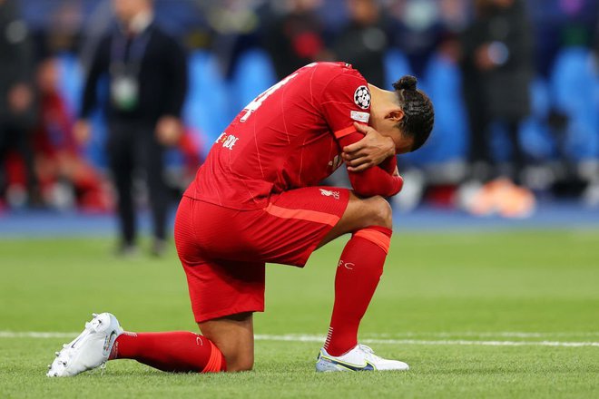 Chiến thần Van Dijk kéo áo trùm đầu, che giấu nỗi buồn vô hạn khi Liverpool thua chung kết Champions League - Ảnh 2.