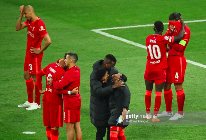 Chiến thần Van Dijk kéo áo trùm đầu, che giấu nỗi buồn vô hạn khi Liverpool thua chung kết Champions League - Ảnh 3.