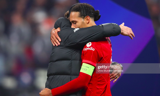 Chiến thần Van Dijk kéo áo trùm đầu, che giấu nỗi buồn vô hạn khi Liverpool thua chung kết Champions League - Ảnh 4.