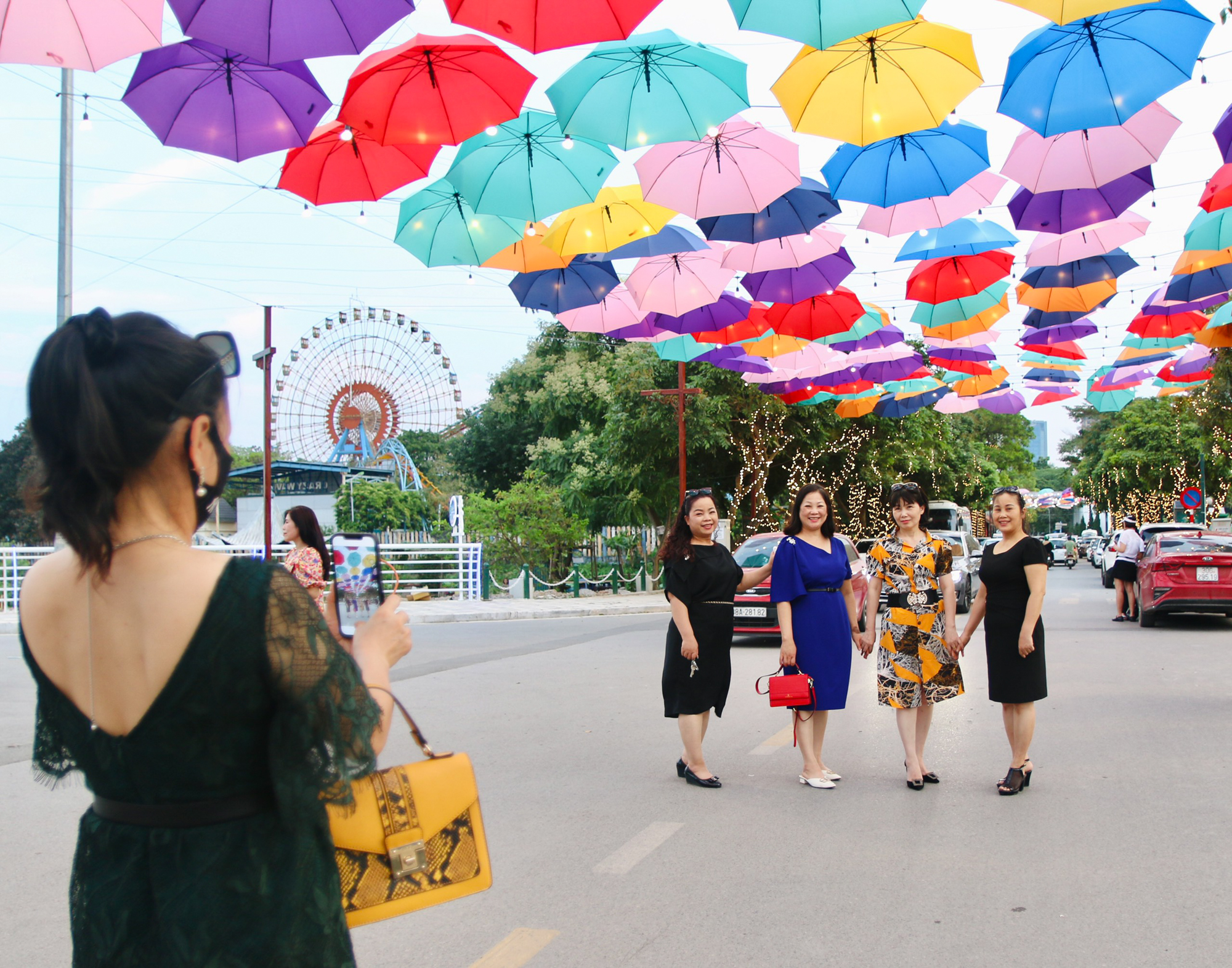 Hà Nội ‘nở rộ phố đi bộ: Chốn vui chơi cuối tuần cho người dân ngày càng đa dạng - Ảnh 5.