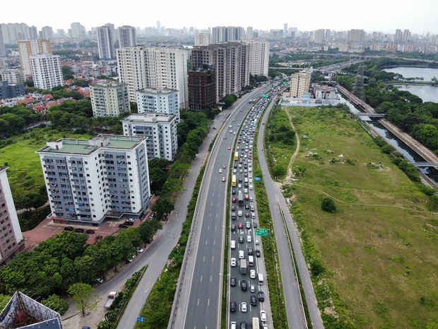  Đường về Hà Nội ùn tắc 4km do tai nạn liên hoàn 5 ô tô trên cao tốc Pháp Vân - Cầu Giẽ - Ảnh 2.