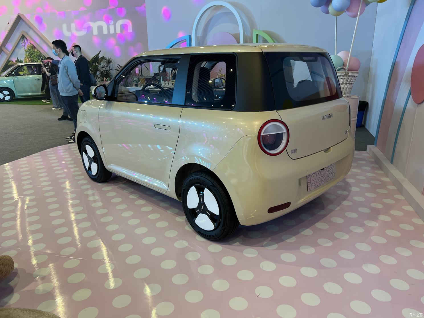 Ô tô điện mini gây sốt vì tầm di chuyển 300km, đấu vua xe điện Trung Quốc Wuling - Ảnh 3. Ô tô điện mini gây sốt vì tầm di chuyển 300km, đấu vua xe điện Trung Quốc Wuling - Ảnh 3.