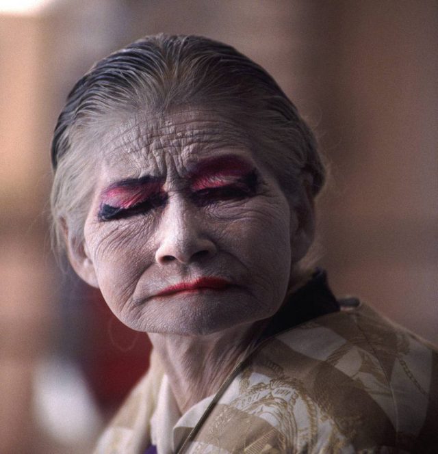 Chuyện về nàng geisha mỗi sáng chăm chút trang điểm, 40 năm lang thang khắp con phố để chờ mãi bóng dáng một người đàn ông - Ảnh 12.