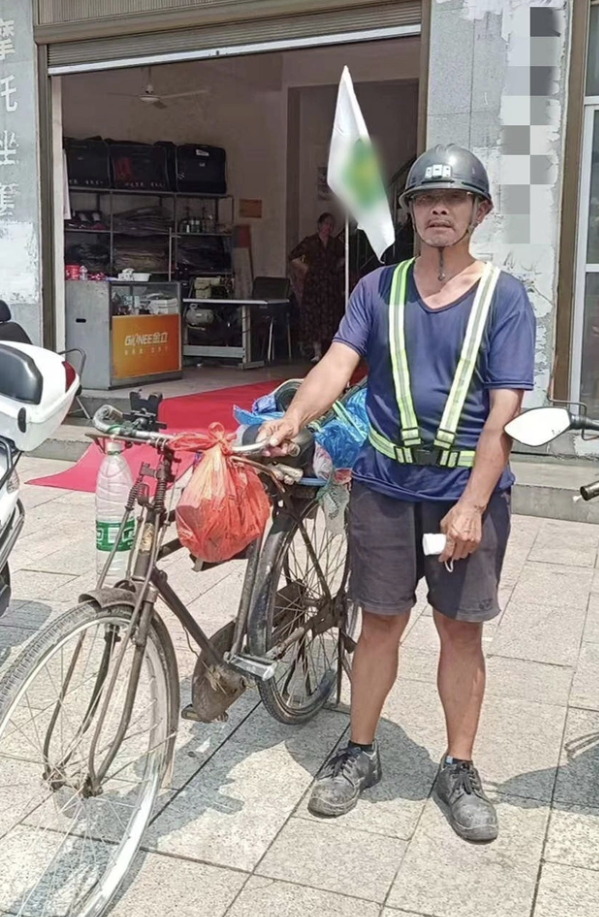 The father with poor eyesight cycled more than 2,500km to his hometown to encourage his son who was about to take the high school entrance exam - Photo 1.