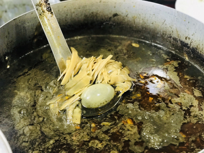 Món bún nổi tiếng với nước dùng đen sệt, bốc mùi thum thủm ở Gia Lai - Ảnh 2.