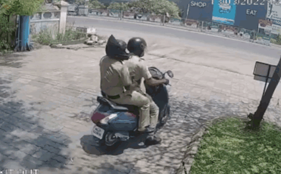 Clip: Ô tô mất lái lao lên vỉa hè, 2 cảnh sát thoát chết khó tin