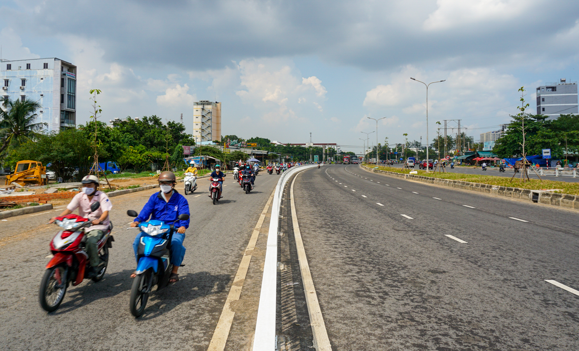 Choáng ngợp 10 làn xe rộng thênh thang ở Đại lộ Nguyễn Văn Linh: Không còn điểm đen ùn tắc - Ảnh 4.