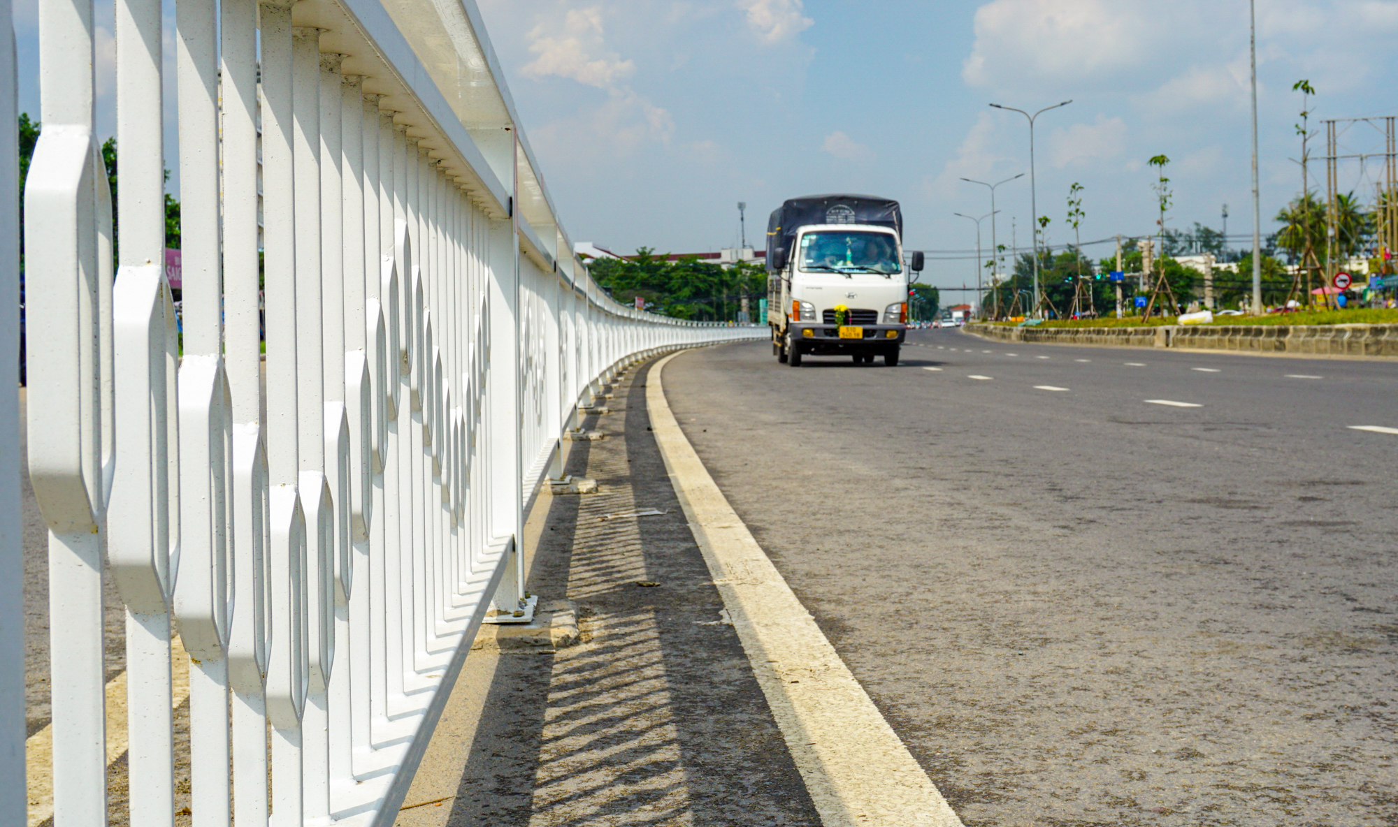 Choáng ngợp 10 làn xe rộng thênh thang ở Đại lộ Nguyễn Văn Linh: Không còn điểm đen ùn tắc - Ảnh 5.