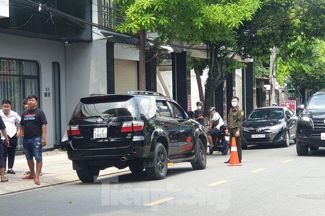 Ô tô ‘điên’ tông liên hoàn các phương tiện và biển báo rồi bỏ chạy - Ảnh 1.