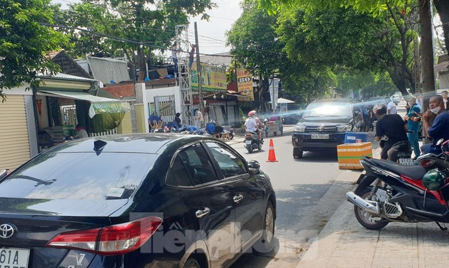 Ô tô ‘điên’ tông liên hoàn các phương tiện và biển báo rồi bỏ chạy - Ảnh 2.