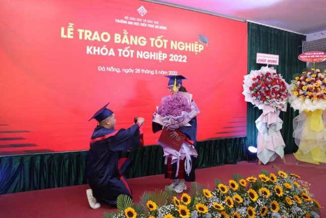 Chàng trai Đà Nẵng bất ngờ cầu hôn bạn gái ngay trong lễ nhận bằng tốt nghiệp - Ảnh 2.