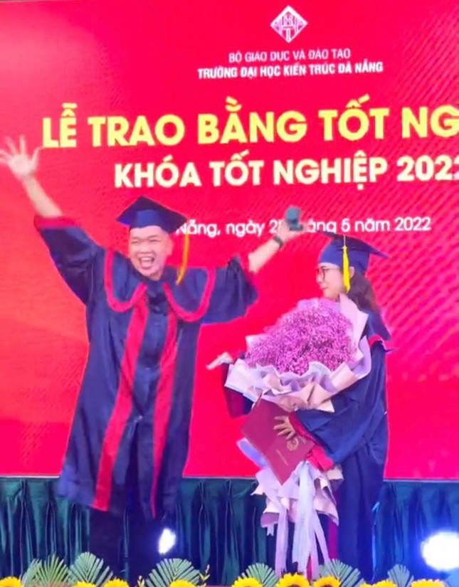 Chàng trai Đà Nẵng bất ngờ cầu hôn bạn gái ngay trong lễ nhận bằng tốt nghiệp - Ảnh 3.