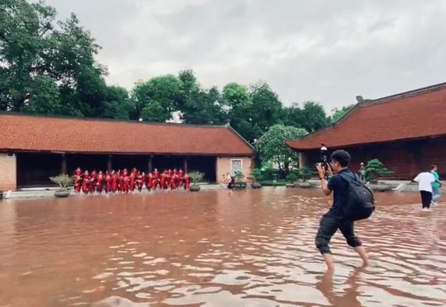 Bộ ảnh kỷ yếu đáng nhớ chụp trong trận mưa kỷ lục ở Hà Nội - Ảnh 1.
