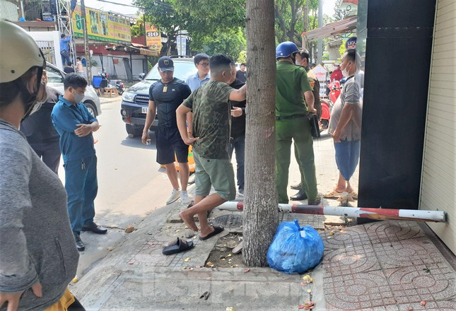 Ô tô ‘điên’ tông liên hoàn các phương tiện và biển báo rồi bỏ chạy - Ảnh 5.