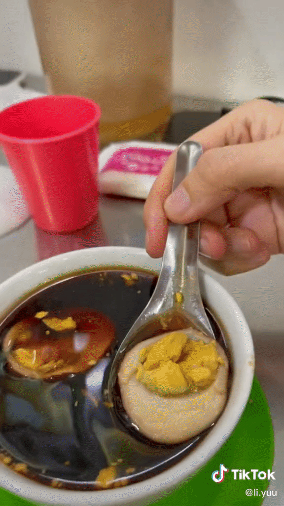 Món chè trà trứng đen sì độc đáo ở Sài Gòn, nhìn hơi sai sai nhưng ăn là dính luôn - Ảnh 3.