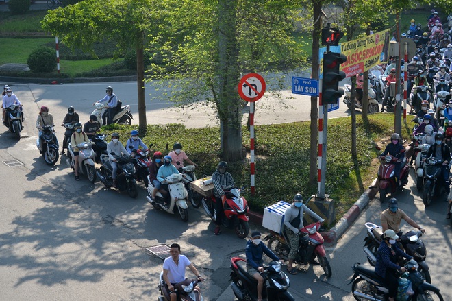 Ảnh: Đường phố Hà Nội ùn tắc nghiêm trọng sau kỳ nghỉ lễ, người đi bộ phải né các phương tiện trên vỉa hè - Ảnh 16.