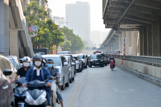 Ảnh: Đường phố Hà Nội ùn tắc nghiêm trọng sau kỳ nghỉ lễ, người đi bộ phải né các phương tiện trên vỉa hè - Ảnh 17.