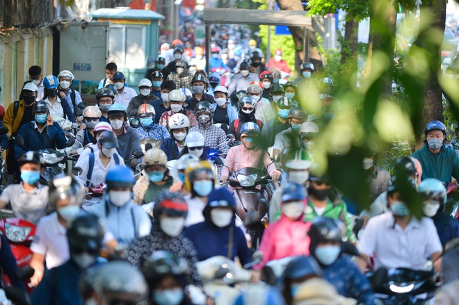 Ảnh: Đường phố Hà Nội ùn tắc nghiêm trọng sau kỳ nghỉ lễ, người đi bộ phải né các phương tiện trên vỉa hè - Ảnh 8.