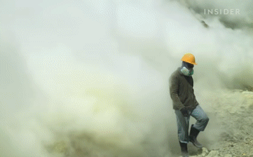 Hàng trăm công nhân mạo hiểm mạng sống để lấy 'vàng' chảy ra từ núi lửa: Vì sao?