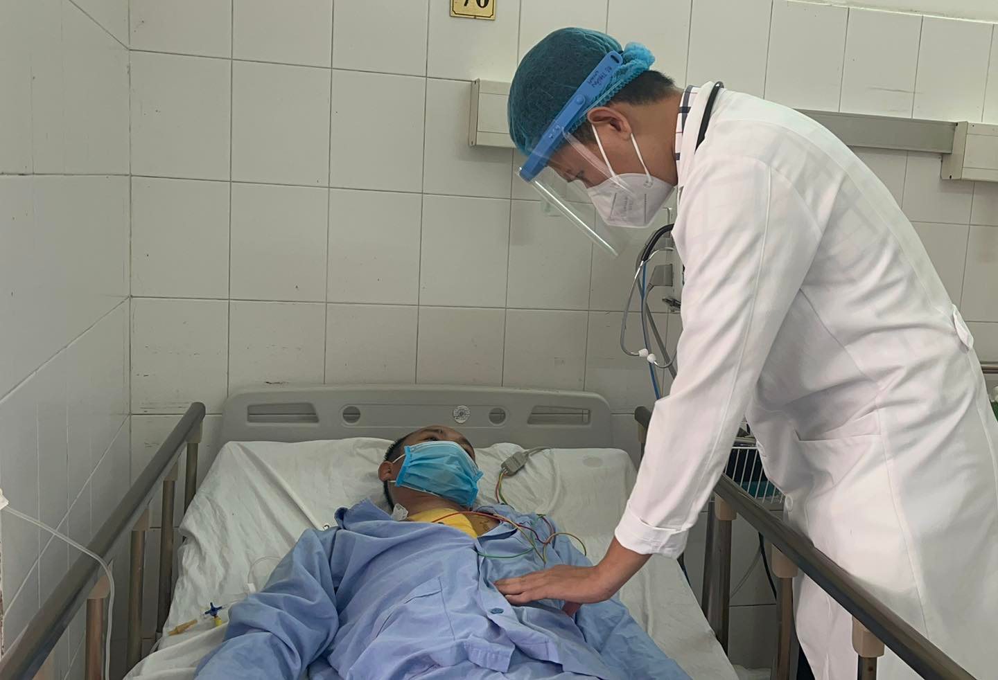 Đang cắt cỏ, dị vật từ hàng kẽm gai bắn vào tim - Ảnh 1. Đang cắt cỏ, dị vật từ hàng kẽm gai bắn vào tim - Ảnh 1.