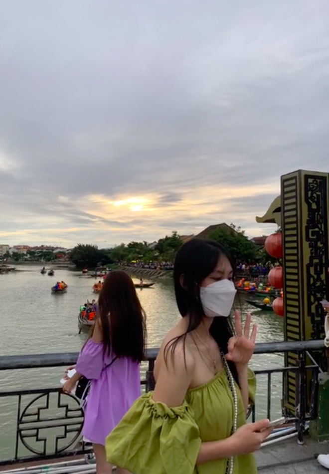 Thêm một cô gái bị đụng hàng chan chát khi đi du lịch Hội An, dân mạng phán ngay: Kết cục của việc mua đồ theo trend là đây! - Ảnh 3.