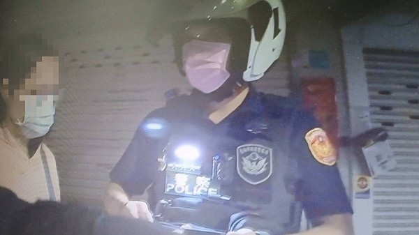 Trốn truy nã 13 năm, nữ quái bị bắt sau lần đi xe máy không đội mũ bảo hiểm - Ảnh 1.