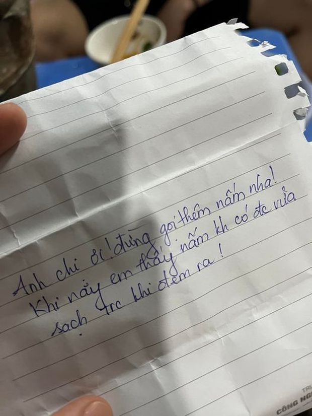 Đi ăn lẩu bò, cô gái được người ngồi bàn bên dúi cho một mẩu giấy, đọc xong vừa vui vừa sợ - Ảnh 1.