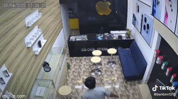 Khoảnh khắc trần nhà rung lắc dữ dội và sự xuất hiện của vị khách từ trên trời rơi xuống khiến gia chủ hốt hoảng - Ảnh 2.