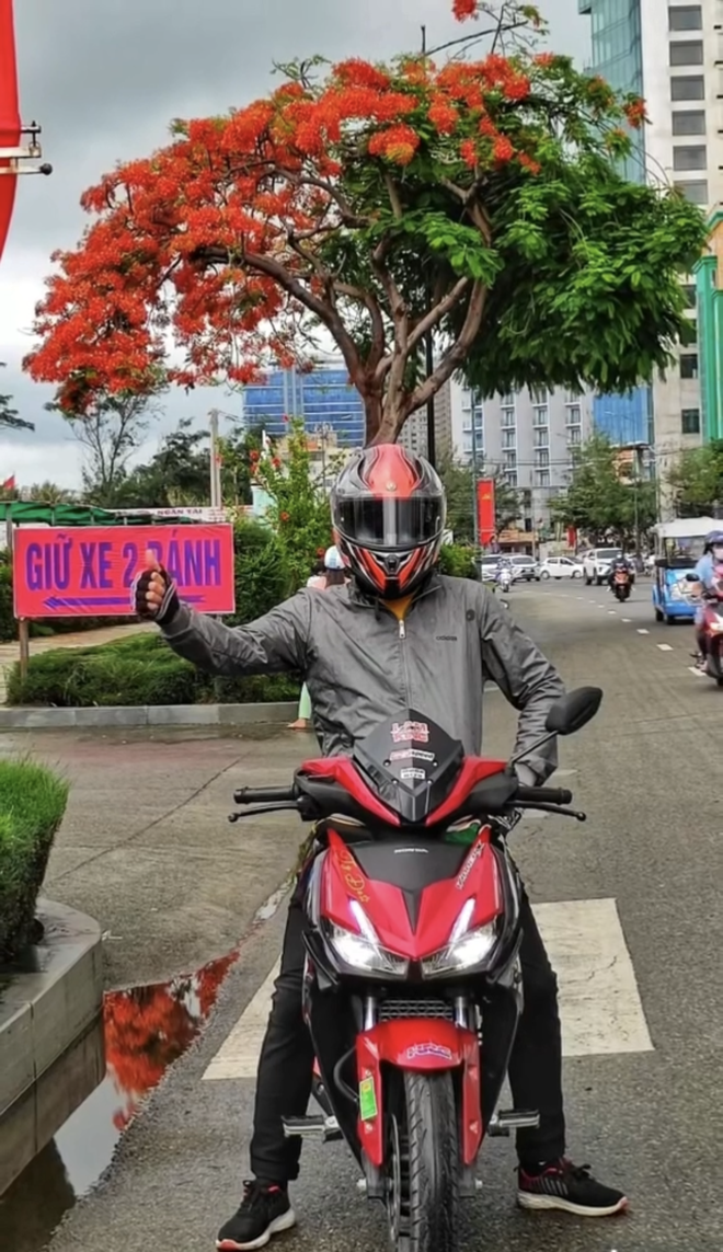 Dân tình “bấn loạn” trước cây phượng hai màu đang “sốt xình xịch” ở Vũng Tàu, rủ nhau đến check-in rần rần - Ảnh 12. Dân tình “bấn loạn” trước cây phượng hai màu đang “sốt xình xịch” ở Vũng Tàu, rủ nhau đến check-in rần rần - Ảnh 12.