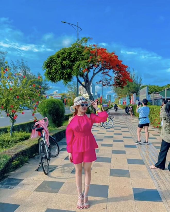 Dân tình “bấn loạn” trước cây phượng hai màu đang “sốt xình xịch” ở Vũng Tàu, rủ nhau đến check-in rần rần - Ảnh 14. Dân tình “bấn loạn” trước cây phượng hai màu đang “sốt xình xịch” ở Vũng Tàu, rủ nhau đến check-in rần rần - Ảnh 14.