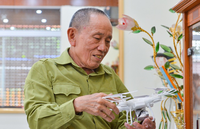 Meet a man with 11 wives, once a giant in Hanoi: Using 10 phones with 20 sim cards - Photo 7. Meet a man with 11 wives, once a giant in Hanoi: Using 10 phones with 20 sim cards - Photo 7.