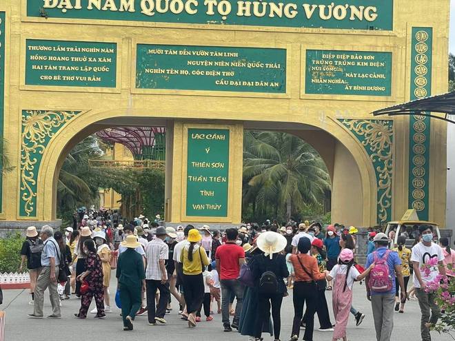  Cảnh đông nghẹt du khách tại KDL nghìn tỷ Đại Nam trong những ngày nghỉ lễ, từ ngoài vào trong đều rất nhộn nhịp - Ảnh 8.