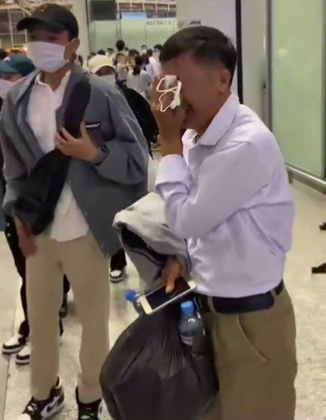 Clip ông bố Việt Nam khóc nức nở khi tiễn con gái đi lấy chồng ở sân bay viral khắp MXH Trung Quốc, xem xong ai cũng phải bật khóc - Ảnh 2.