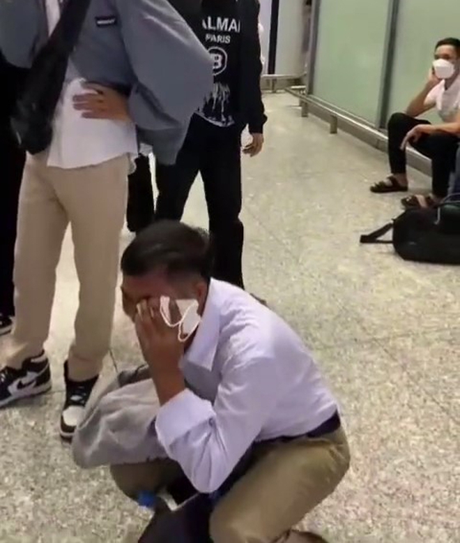 Clip ông bố Việt Nam khóc nức nở khi tiễn con gái đi lấy chồng ở sân bay viral khắp MXH Trung Quốc, xem xong ai cũng phải bật khóc - Ảnh 3.