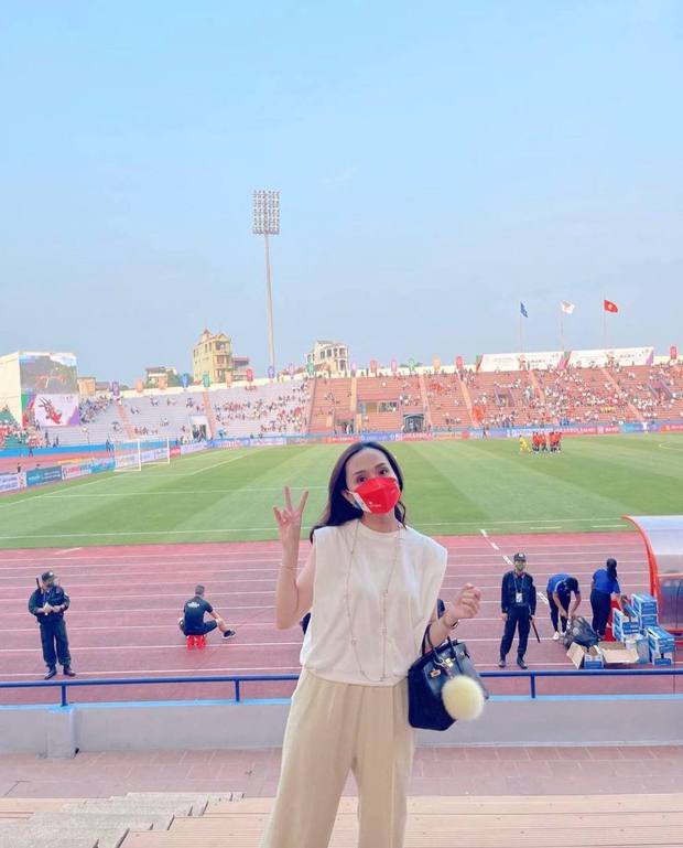 Ái nữ cựu Chủ tịch CLB Sài Gòn cùng con trai check-in sân Việt Trì cực sớm, cổ vũ U23 ra quân tại SEA Games 31 - Ảnh 2.