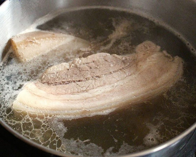 Cho thứ gia vị phổ biến này vào, thịt lợn luộc mềm, thơm phức, mùi hôi hoàn toàn biến mất - Ảnh 3.