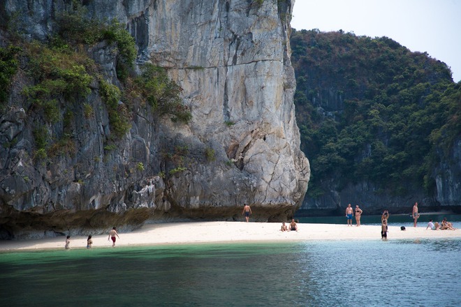 Việt Nam có vịnh đảo nằm trong top đẹp nhất thế giới mà chi phí du lịch trọn đảo thì lại có giá cực “sinh viên” - Ảnh 3.