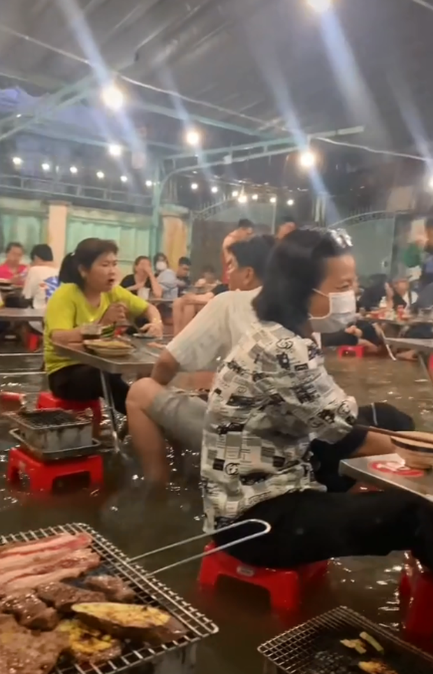  Trải nghiệm đi ăn đồ nướng cực bất ổn của cô gái vào ngày mưa lớn tại Sài Gòn, “nhân viên bơi bằng thùng xốp, khách ngồi ăn mà vẫn không yên” - Ảnh 4.