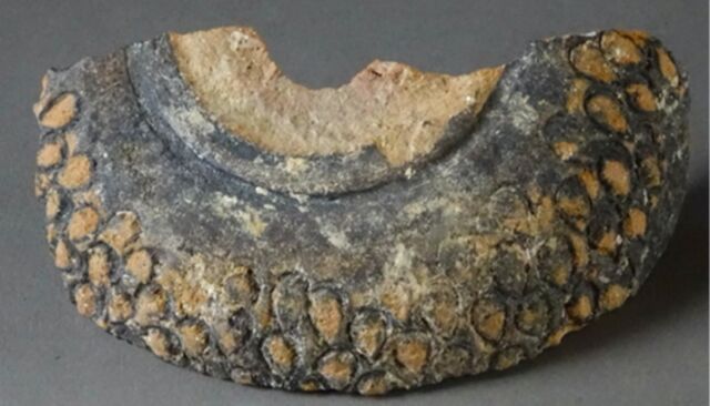 Các nhà khảo cổ vừa tìm thấy một quả lựu đạn hơn 1.000 năm tuổi - Ảnh 8.
