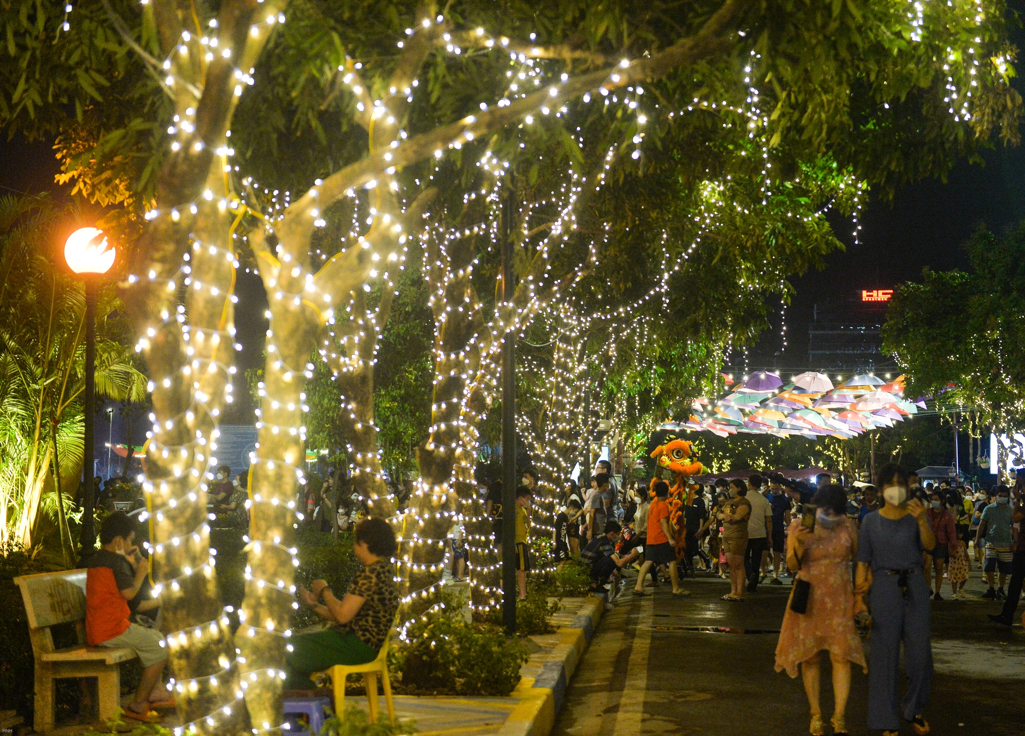 Hàng nghìn người ùn ùn kéo về phố đi bộ Trịnh Công Sơn trong ngày đầu tái hoạt động - Ảnh 6.