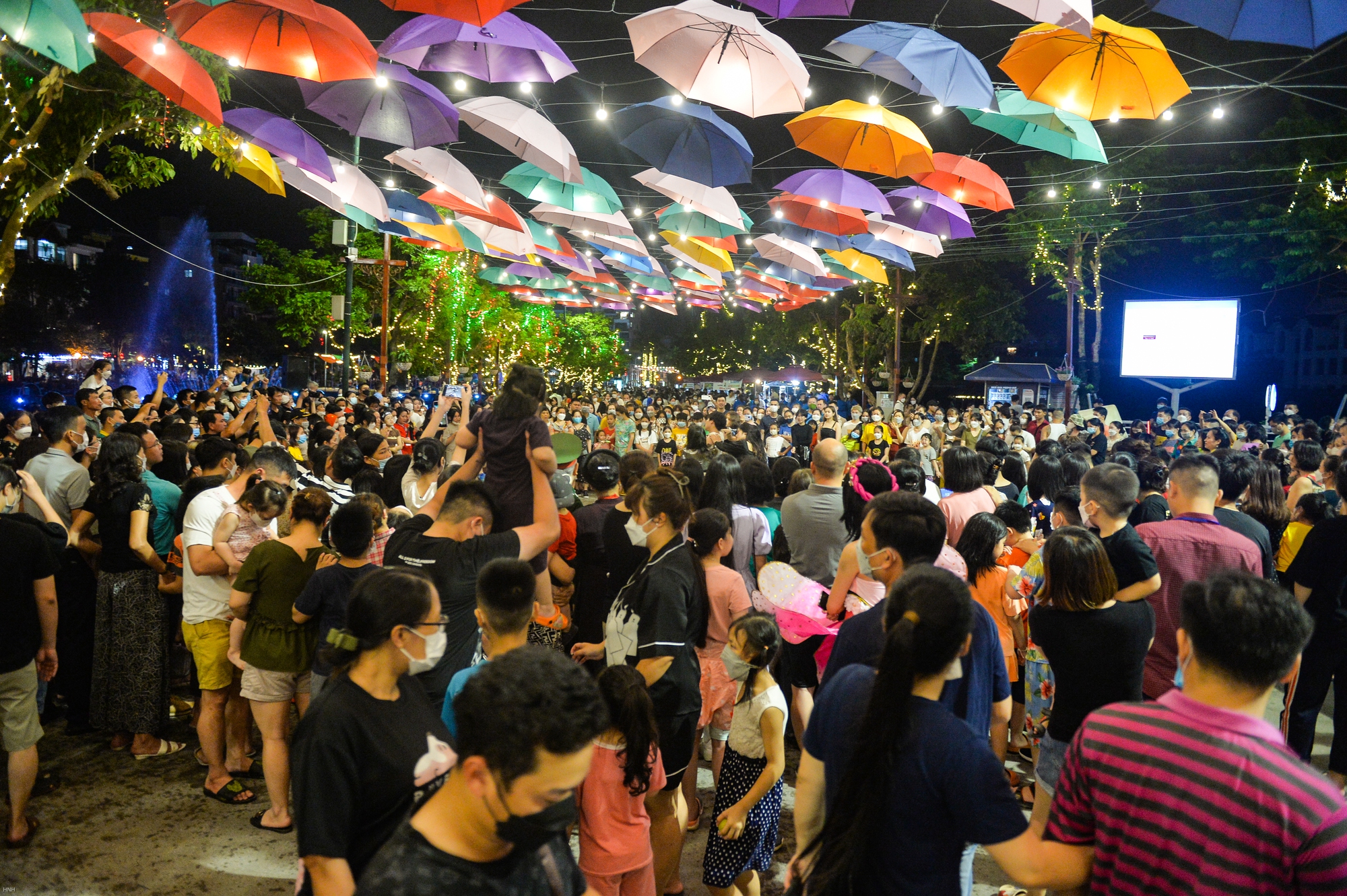 Hàng nghìn người ùn ùn kéo về phố đi bộ Trịnh Công Sơn trong ngày đầu tái hoạt động - Ảnh 2.