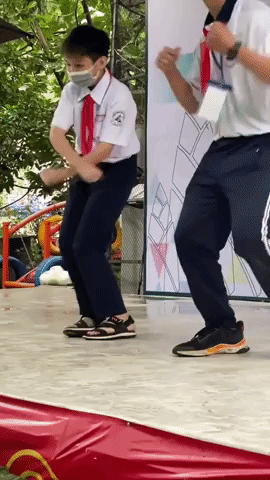 Clip of male students dancing randomly attracts 11.5 million views, is the new trend about to storm the internet?  - Photo 2.