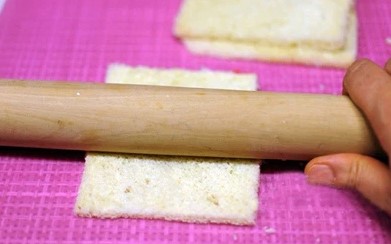 Weekend delicacies: How to make delicious and convenient bread sushi - Photo 3.