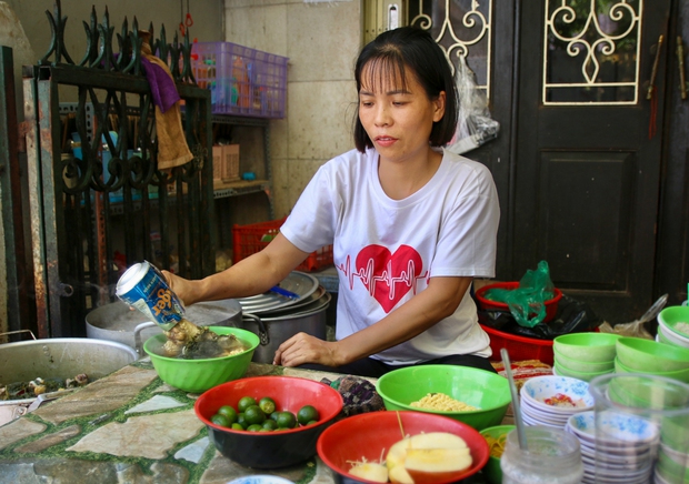 Quán gà tần siêu rẻ, siêu đông ở Hà Nội: Giá chỉ 20.000 đồng, có ngày bán 1.000 suất - Ảnh 2.