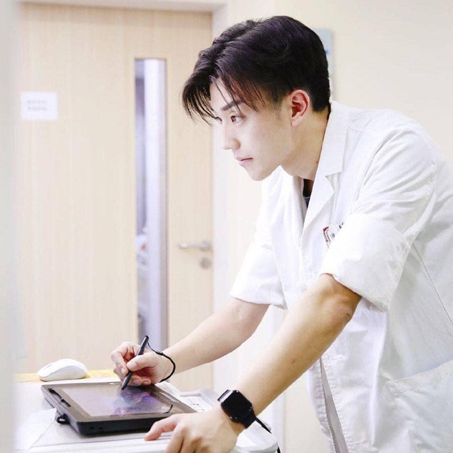 Bác sĩ đẹp trai nhất Trung Quốc nổi tiếng ngang tài tử showbiz, từng phải kêu cứu vì ngoại hình quá hoàn hảo - Ảnh 1.
