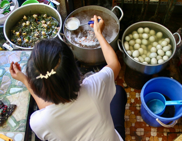 Quán gà tần siêu rẻ, siêu đông ở Hà Nội: Giá chỉ 20.000 đồng, có ngày bán 1.000 suất - Ảnh 5.