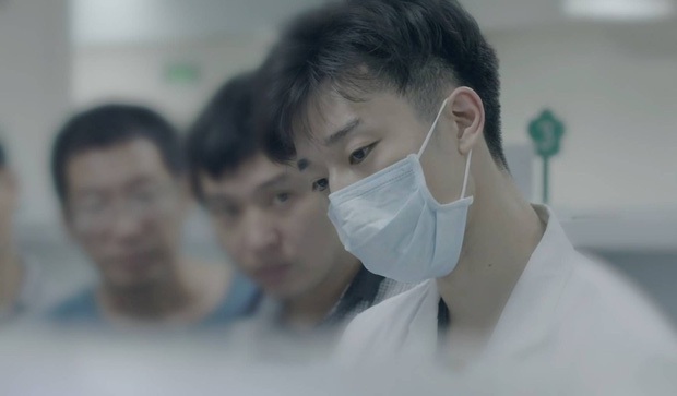 Bác sĩ đẹp trai nhất Trung Quốc nổi tiếng ngang tài tử showbiz, từng phải kêu cứu vì ngoại hình quá hoàn hảo - Ảnh 7.