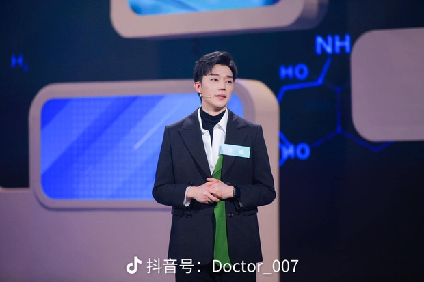 Bác sĩ đẹp trai nhất Trung Quốc nổi tiếng ngang tài tử showbiz, từng phải kêu cứu vì ngoại hình quá hoàn hảo - Ảnh 12.